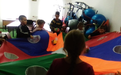 Игра "Опасно-Неопасно с парашютом"