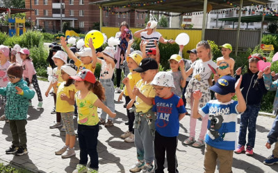 В МАДОУ детский сад 107 и МАОУ СОШ 167 (город Екатеринбург, городской летний лагерь "Родные истоки") прошла презентация "ЖЕЛЕЗНОДОРОЖНОЙ ИГРОТЕКИ".