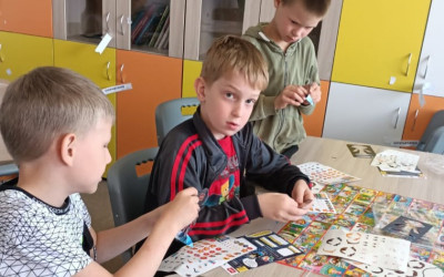 В МАДОУ детский сад 107 и МАОУ СОШ 167 (город Екатеринбург, городской летний лагерь "Родные истоки") готовятся к путешествию по КвадроМиру..