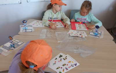 В МАДОУ детский сад 107 и МАОУ СОШ 167 (город Екатеринбург, городской летний лагерь "Родные истоки") готовятся к путешествию по КвадроМиру..