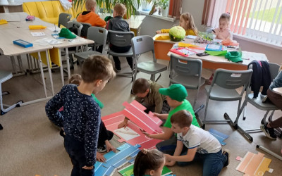 В МАДОУ детский сад 107 и МАОУ СОШ 167 (город Екатеринбург, городской летний лагерь "Родные истоки") прошла презентация "ЖЕЛЕЗНОДОРОЖНОЙ ИГРОТЕКИ".