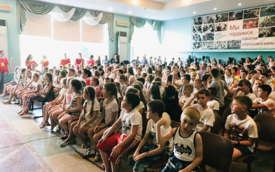 ДАВАЙТЕ ЗНАКОМИТЬСЯ!  ДОЛ "АЛЫЕ ПАРУСА" ПРИВЕТСТВУЕТ ВАС!