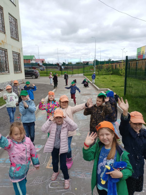 В МАДОУ детский сад 107 и МАОУ СОШ 167 (город Екатеринбург, городской летний лагерь "Родные истоки") прошел челлендж "Полезные танцы"!
