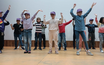 В МАДОУ детский сад 107 и МАОУ СОШ 167 (город Екатеринбург, городской летний лагерь "Родные истоки") прошел челлендж "Полезные танцы"!