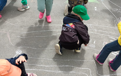 В МАДОУ детский сад 107 и МАОУ СОШ 167 (город Екатеринбург, городской летний лагерь "Родные истоки") прошел челлендж "Полезные танцы"!