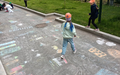 В МАДОУ детский сад 107 и МАОУ СОШ 167 (город Екатеринбург, городской летний лагерь "Родные истоки") прошел челлендж "Полезные танцы"!