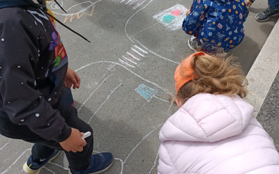 В МАДОУ детский сад 107 и МАОУ СОШ 167 (город Екатеринбург, городской летний лагерь "Родные истоки") прошел челлендж "Полезные танцы"!