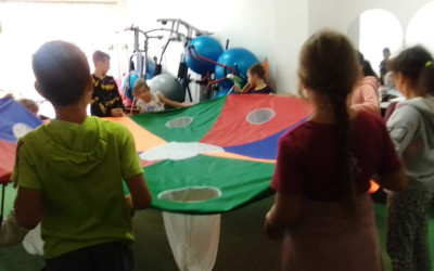 Игра "Опасно-Неопасно с парашютом"